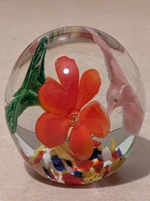 Glasprydnad med blommor och färgglada detaljer  - Bilderna visar glasprydnad med blommor och färgglada detaljer, men ingen väst finns med.