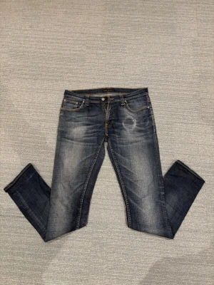 Nudie Jeans w31 - Säljer ett par snygga Nudie Jeans med snygga slitningar. Riktigt stilrena passar bra till allt. Kan gå ner i pris vid snabb affär. Skicka meddelande vid frågor!