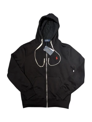 Ralph Lauren  - En snygg och skön Ralph Lauren zip hoodie för en avslappnad still. Är i storleken M och passar längden 165-175