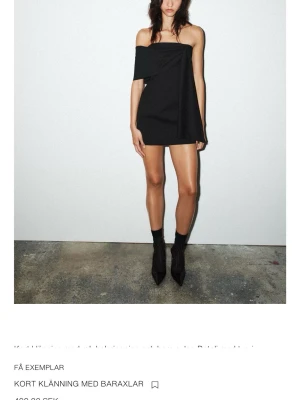 Svart  kort klänning zara - Trendig svart kort klänning från ZARA med offshoulder-design . Helt ny med prislapp