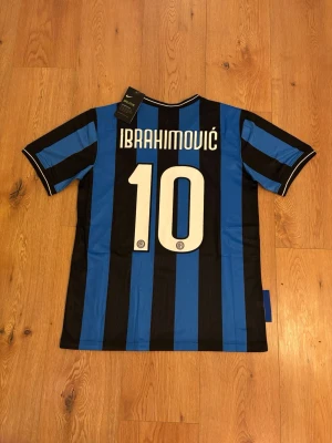 Inter Milan Zlatan Ibrahimović retro fotbollströja  - Helt oanvänd med tags kvar och Nike påse. Storlek small. Skriv privat för fler bilder eller vid funderingar!