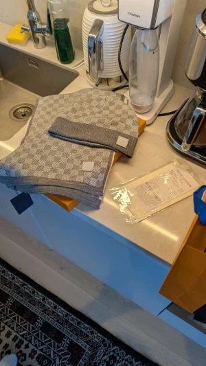 Mössa och halsduk  - Helt ny mössa och halsduk set, låda,påse och kvitto medföljer 