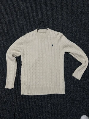 Beige stickad tröja från Ralph Lauren - Helt nya                                                                     Priset går att diskutera🍾                                      Skriv vid tillfälle minsta fundering 😁