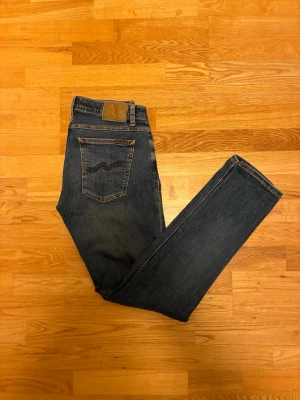  Nudie Jeans  - Säljer ett par as snygga nudie jeans pga att de ej passade mig. Jeansen är i jättebra skick, oanvända men inga lappar kvar. W31 L32. Modell skinny lin. Pris 549, pris kan alltid diskuteras vid snabb affär. Hör av er vid frågor eller funderingar 