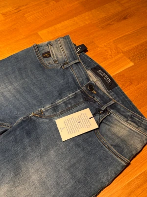 Handpicked ”the moser project” jeans - Super fint skick | använda en gång | skönt material | Gjorda i italien 🇮🇹 | två lappar kvar | Unika & svåra att få tag på | W:41cm L:96cm