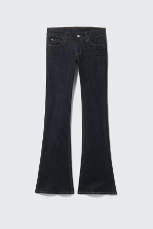 Mörkblå bootcut jeans - Säljer ett par mörkblå bootcut jeans från Cheap Monday. Klassisk femficksmodell med kontrastsömmar och låg midja. Jeansen är i ett stretchigt denimtyg som sitter snyggt och ger en retrovibe. Stl 27/32 men sitter mer som 25/32, jättebra skick! Obs den rosa lappen  i bak är borta