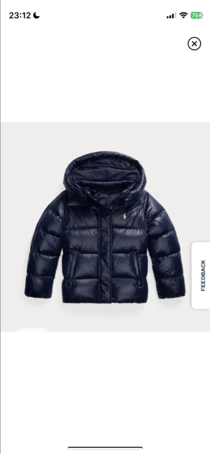 Mörkblå pufferjacka från Polo Ralph Lauren - Säljer en snygg mörkblå pufferjacka från Polo Ralph Lauren med huva och vita loggan på bröstet. Jackan har dragkedja, knappar och två stora fickor framtill. Perfekt för kalla dagar och har en riktigt schysst glansig finish. Aldrig använd, lapp kvar. Box medföljer! Säljer då jag har andra jackor! Pris diskuterbart!