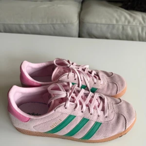 Adidas Gazelle rosa/gröna sneakers - Används ett par gånger, men fortfarande i superbra skick! Storlek 38 2/3 och sååå bekväma! 🩷Köptes i våras för 900kr 