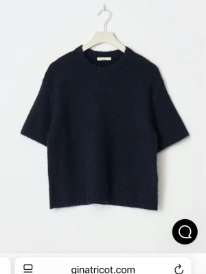 Mörkblå stickad tröja från Gina Tricot -  mörkblå stickad tröja från Gina tricot, strl S. 
