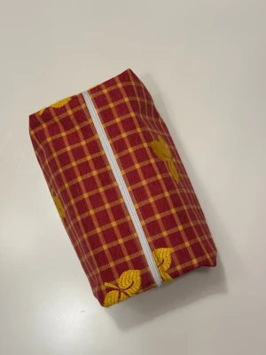 Handgjord necessär av second hand tyger - En handgjord necessär utav second hand tyger. Unik, hållbar och perfekt för att samla alla dina vardagsfavoriter i väskan. Fodrad och stängs med dragkedja. Endast ett unikt exemplar.                  Instagram: secondstitch.bymatilda 💕