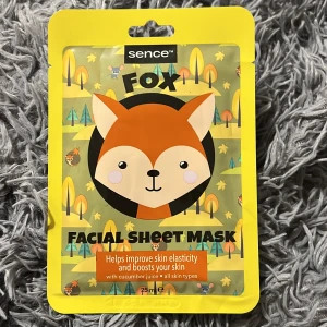 Sence Fox Facial Sheet Mask - Ansiktsmask med gulligt räv-motiv från Sence. Innehåller gurkjuice och passar alla hudtyper. Masken hjälper till att boosta huden och förbättra elasticiteten. Förpackningen är gul med tecknade träd och rävar.