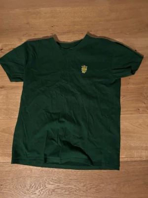 Mörkgrön Hammarby t-shirt  - Mörkgrön Hammarby t shirt i storlek s. Hör av dig om du har några frågor!