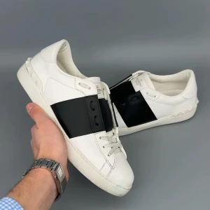 Valentino Open | 42 - Valentino Open Sneakers i ruggigt bra skick! Storlek 42 men passar större. Original dustbag ingår! | INGA BYTEN | Fraktar spårbart eller möts upp i Täby