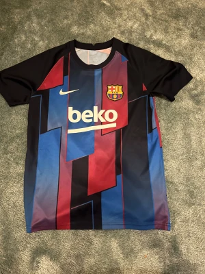 Barca T-shirt - FC Barcelona T-shirt i mycket bra skick, köpt på camp nou i  Spanien och är helt äkta. Nypris 900 mitt pris 279kr. Hör av er vid frågor