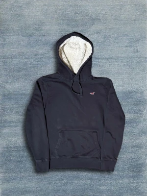 Hollister Hoodie - Svart hoodie ifrån Hollister. Tröjan har en väldigt skön fodring. Den är i storlek L men passar bra på M också! Bra skick, hör av dig vid frågor eller fler bilder🙌