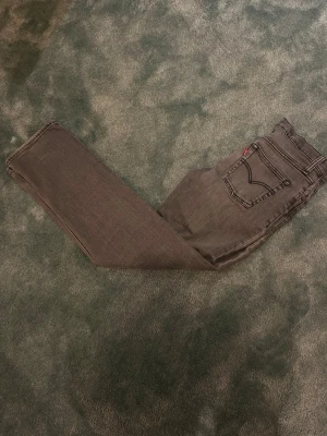 Levi's 501 jeans - Säljer ett par grå Levi's 501 jeans, bra skick utan hål eller fläckar. Jeansen är från kidsbrand store och passar om man är runt 170 cm. Hör av er vid frågor 