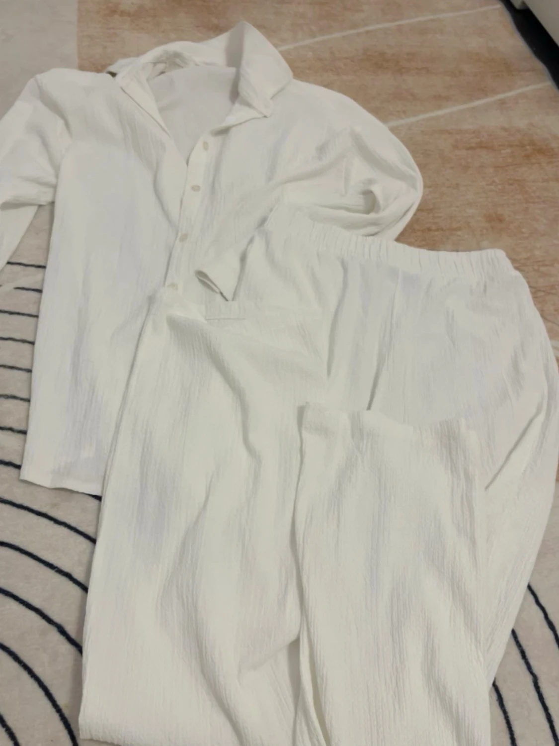 Vit tvådelad byxor med skjorta