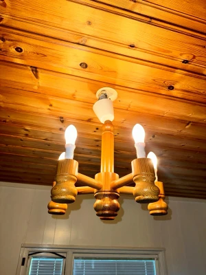 Träkrona taklampa - En klassisk vintage träkrona som ger ett varmt och behagligt ljus. Perfekt för att skapa en mysig atmosfär i hemmet. En av lamporna får bytas :) 