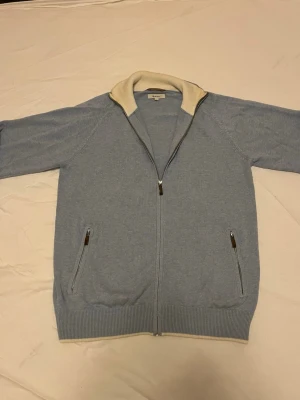 Ljusblå kashmir fullzip - Sjukt fin fullzip i kashmirblandning i en fin färg från GANT. Mjuk och skön, perfekt nu under kallare tider och under våren. Fint skick, storlek L men sitter som L/M. Skriv vid minsta intresse, pris kan alltid diskuteras vid smidig affär😀