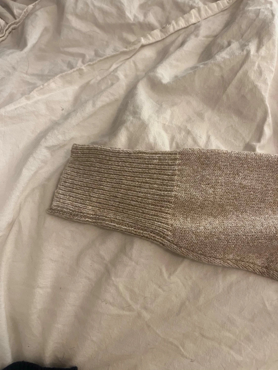 Beige stickad tröja med ribbade muddar - 1