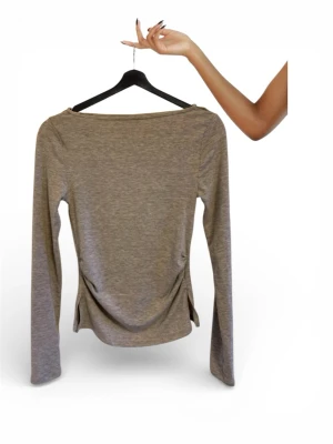 Långärmad tröja  - Ett jätte snyggt grå tröja, i storlek XS men själv skulle jag säga att det passar som S också, har bara använt en gång plaggen 💞💞