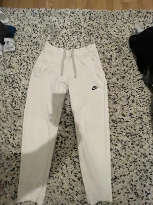 Vita Nike byxor  - Vita nike byxor i storlek XS, liten fläck på baksidan men inte så synlig