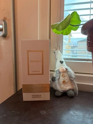 Zenith Vanilla från French Avenue - Zenith Vanilla är en parfym med modern design, tillverkad i U.A.E. Ingredienser: Alcohol Denat, Parfum (Fragrance), Aqua, Alpha-Isomethyl Ionone, Anise Alcohol, Benzyl Alcohol, Benzyl Benzoate, Benzyl Salicylate, Cinnamal, Cinnamyl Alcohol, Citral, Citronellol, Coumarin, Eugenol, Farnesol, Geraniol, Isoeugenol, Limonene, Linalool.