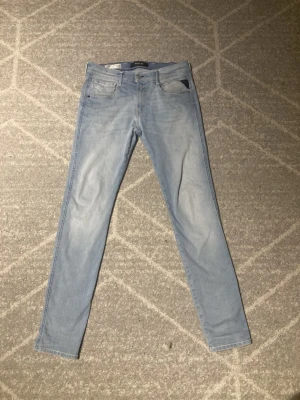 Replay Anbass Hyperflex - Säljer ett par Replay Anbass Hyperflex jeans. Knappt använda. Pris går att diskutera!