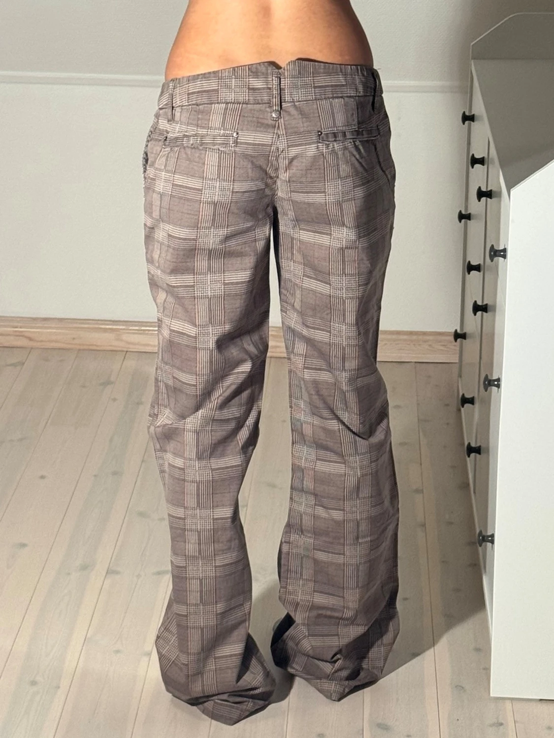 Låga rutiga bootcut kostymbyxor  - 2