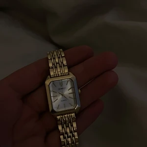 Klocka - Säljer min fina klocka jag fick i 18års present för något år sedan, fint skick.  Putsar innan jag skickar. Passar på min handled som är 16,5. Men det är självklart beroende på om man har klockan högre eller lägre ner.  Inställd hos urmakare.  Kom med bud :)