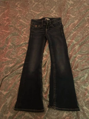Mörkblå bootcut jeans - Snygga mörkblå jeans med bootcut.