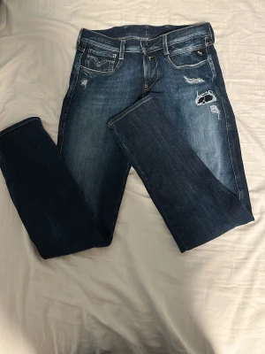 Replay anbass ripped - Säljer dessa riktigt fräscha replay anbass jeans som är ripped i storlek 28/30, dem är i väldigt bra skick och är använda ett fåtal gånger. Skriv till mig om ni har några funderingar om jeansen🙌🍾🌟