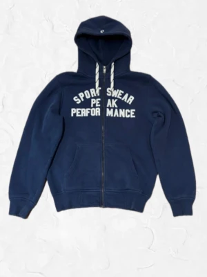 Peak Preformance Hoodie - En fin gammal Peak Preformance hoodie som är använd men i väldigt fint skick. Storlek M men känns som S