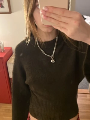Mörkbrun stickad croppad tröja - Säljer en mörkbrun stickad tröja med croppad passform och långa ärmar. Tröjan har ribbad nederkant och är helt ny aldrig använd från Gina. Säljer på grund av att jag inte passar i brun höst färger❤️.                                              Nypris: 569kr                                                                                 Säljer: 450kr ( Kan diskutera pris )