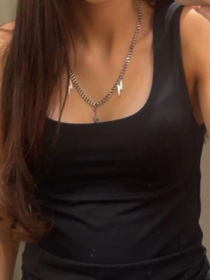 Silvrigt halsband med blixtrar - Säljer detta halsband med blixtrar då jag inte använder de längre💕 vet ej vart den är köpt men är vattentålig och har inte ändrat färg eller gjort än grön ( är nickel allergiker och blir även grön av halsband från ex Shein och liknande) 