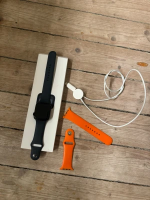 Apple Watch SE (Gen 2) 44mm Midnight - Apple Watch SE 2 44mm I perfekt skick, använd fåtal gånger, 100% batteriliv,  Klockan fungerar felfritt och är sparsamt använd.    Specifikationer:     •   Modell: Apple Watch SE 2     •   Storlek: 44 mm     •   Boett: Aluminium     •   GPS     •   Vattentålig 50 m     •   Färg: Svart     Skick:  Mycket fint – inga repor! Som ny.   Ingår:     •   Apple Watch SE 2     •   Armband + extra armband      •   Laddkabel     •   Originalkartong.