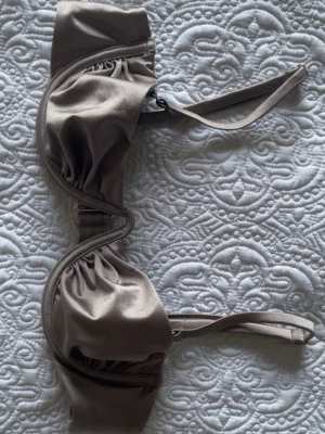 Bikiniöverdel - Bikini överdel, satin material. Banden går att justera, oanvänd. Storlek xs💗
