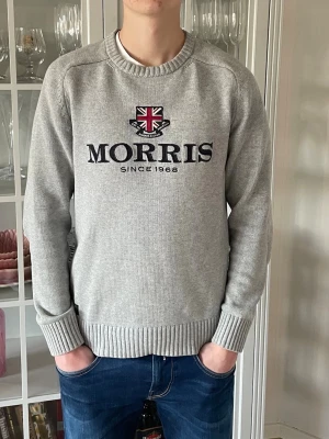 Grå stickad tröja från Morris - S - Jag säljer den här riktigt snygga stickade tröjan från Morris som är i storlek S. Den är nästan som ny och har inte använts mycket alls som ni kan se på bilderna. Tveka inte att höra av er!