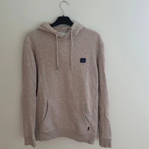 Ljusbeige hoodie Les Deux - Säljer en ljusbeige hoodie från Les Deux. Slutsåld i XS överallt. Storlek: XS/S (kan passa vissa som har S) - Skicket på hoodien är väldigt bra utan några defekter - Pris: 399 - Nypris: 1199 - Skriv vid funderingar!