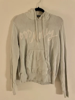 Odd Molly Hoodie - Supersöt hoodie från Odd Molly i turkos med en vit logga. Perfekt till lite kallare dagar när man vill hålla sig varm men samtidigt stilren.
