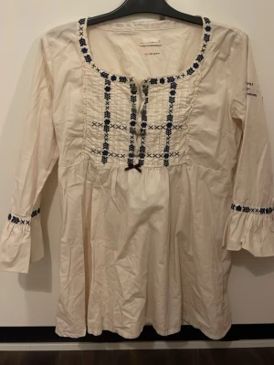 Odd Molly blus - Säljer en snygg Odd Molly blus, med fina detaljer!!! Är i gott skick!!