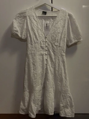 Studentklänning - Vit klänning från Gina tricot, storlek xs. Helt oanvänd med lappen kvar. 
