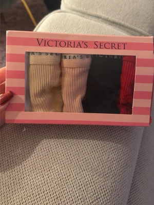 Victoria's Secret ribbade trosor 5-pack - Fempack ribbade trosor från Victoria's Secret i olika färger: vit, beige, ljusrosa, svart och röd. Alla har bred resår med logga och spetsdetaljer på vissa par. Materialet är mjuk bomull med lite elastan för stretch. Perfekt mix av basic och färg.