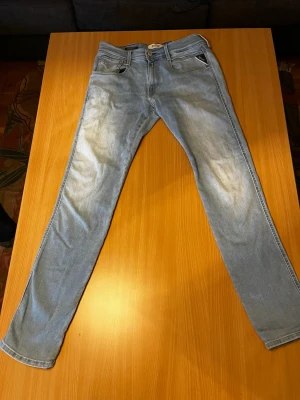 Replay Anbass ljusblå jeans 29/32 - Hej! Säljer ett par Replay Anbass jeans i ljusblå(Hyperflex). Jeansen är knappt använda och i gott skick!