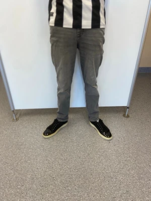 Jack and Jones jeans - Säljer ett par Jack and Jones jeans som är riktigt fint skick. Passar bra på mig som är 177cm o väger 62kg. Storleken är 164 men passar betydligt större. Hör av er för mer bilder. Mvh