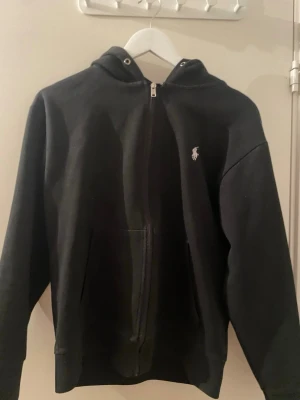 Ralph lauren hoodie - Hej, jag säljer min Ralph Lauren hoodie då jag inte har någon användning av den. Den är i mycket bra skick, det är bara att fen inte har några snören vid luvan. Skriv för mer bilder, pris går att diskutera.