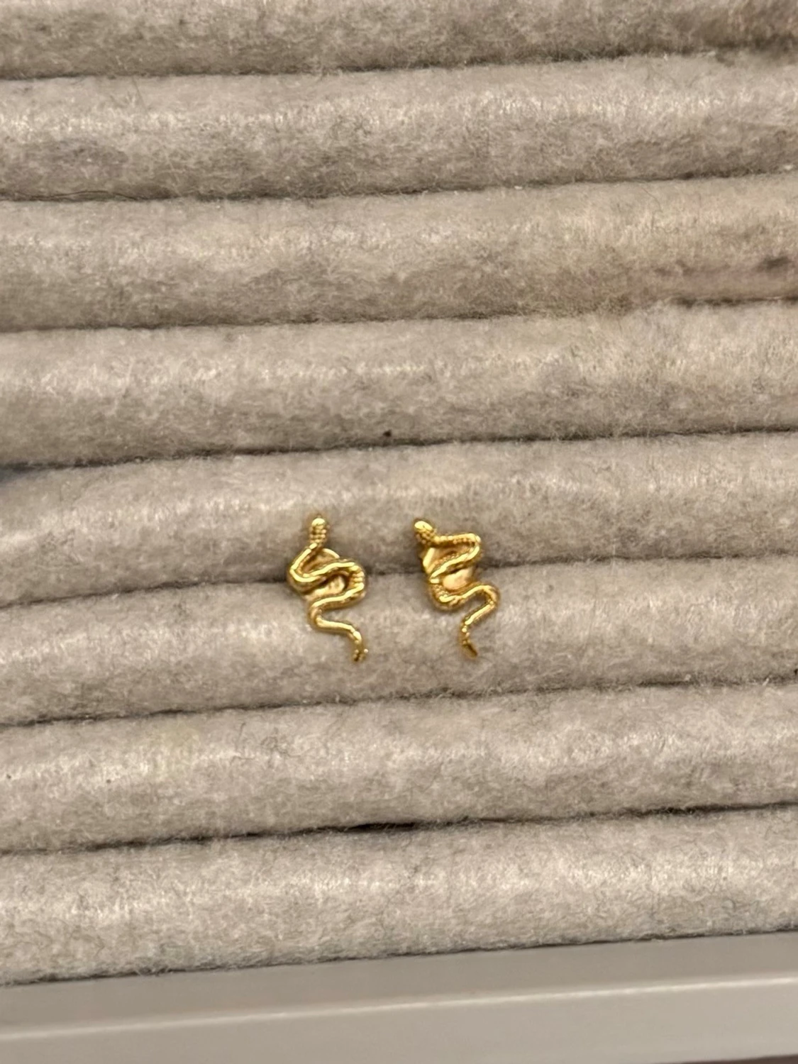 Guldiga orm örhängen