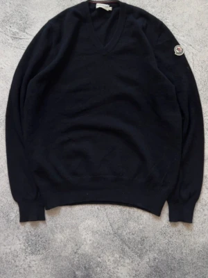 Moncler tröja - Moncler v neck, vintage modell. Storlek L passar m. 100% ull, riktigt varm o skön. Passar dig under 190