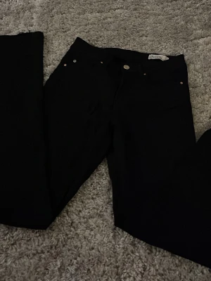 Svarta raka jeans från Veromoda  - Jag säljer ett par jätte fina byxor från Veromoda.      Dessa byxor är tyvärr lite för stora, använd några gånger. Köpte jeansen för 500. Priset kan diskuteras. 