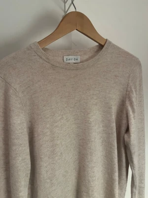 Davida Crewneck - Snygg Crewneck från Davida i cashmere. Knappt använd så därmed nyskick. Nypris ca 1500kr.